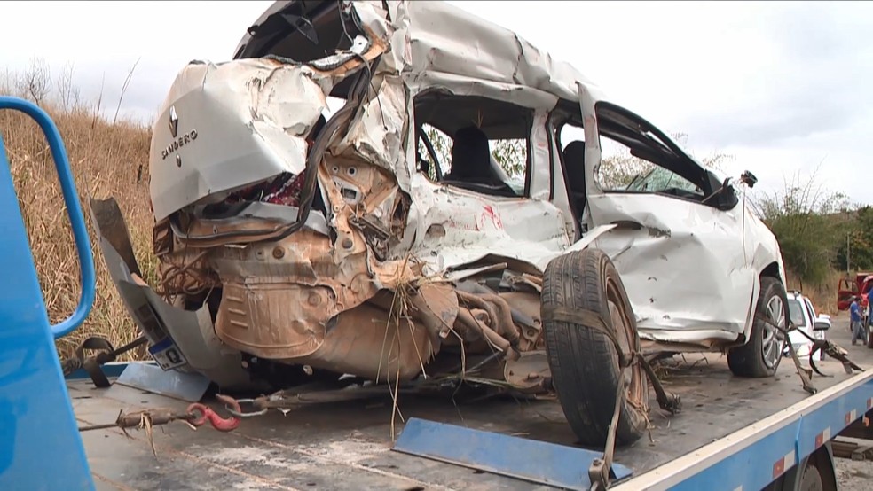 Carro em que estava avó de 49 anos e neta de 5 ficou totalmente destruído em acidente na BR-259 em João Neiva, Espírito Santo — Foto: Reprodução/TV Gazeta