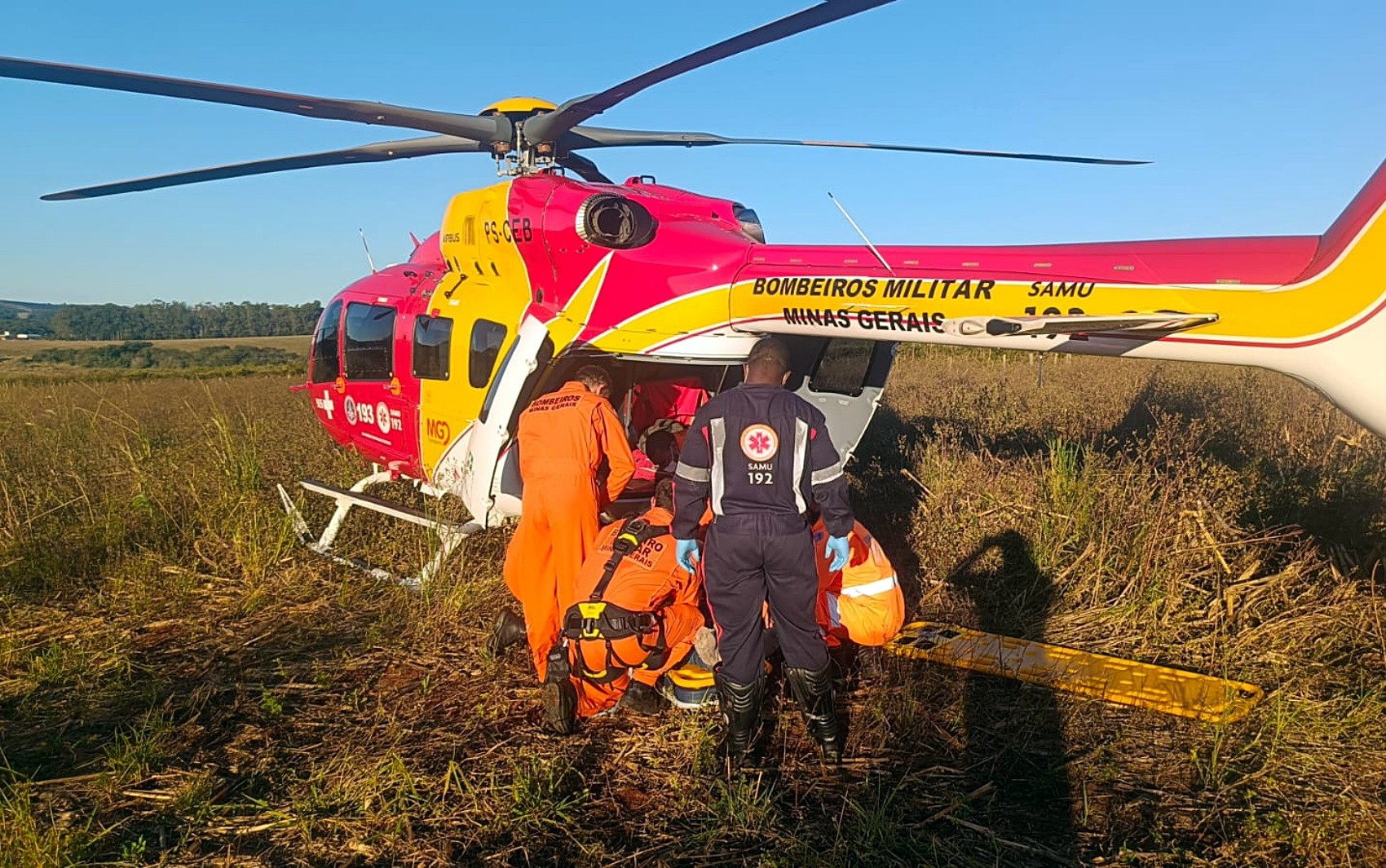 Motorista é resgatado de helicóptero após capotar carro em estrada rural de Alfenas, MG