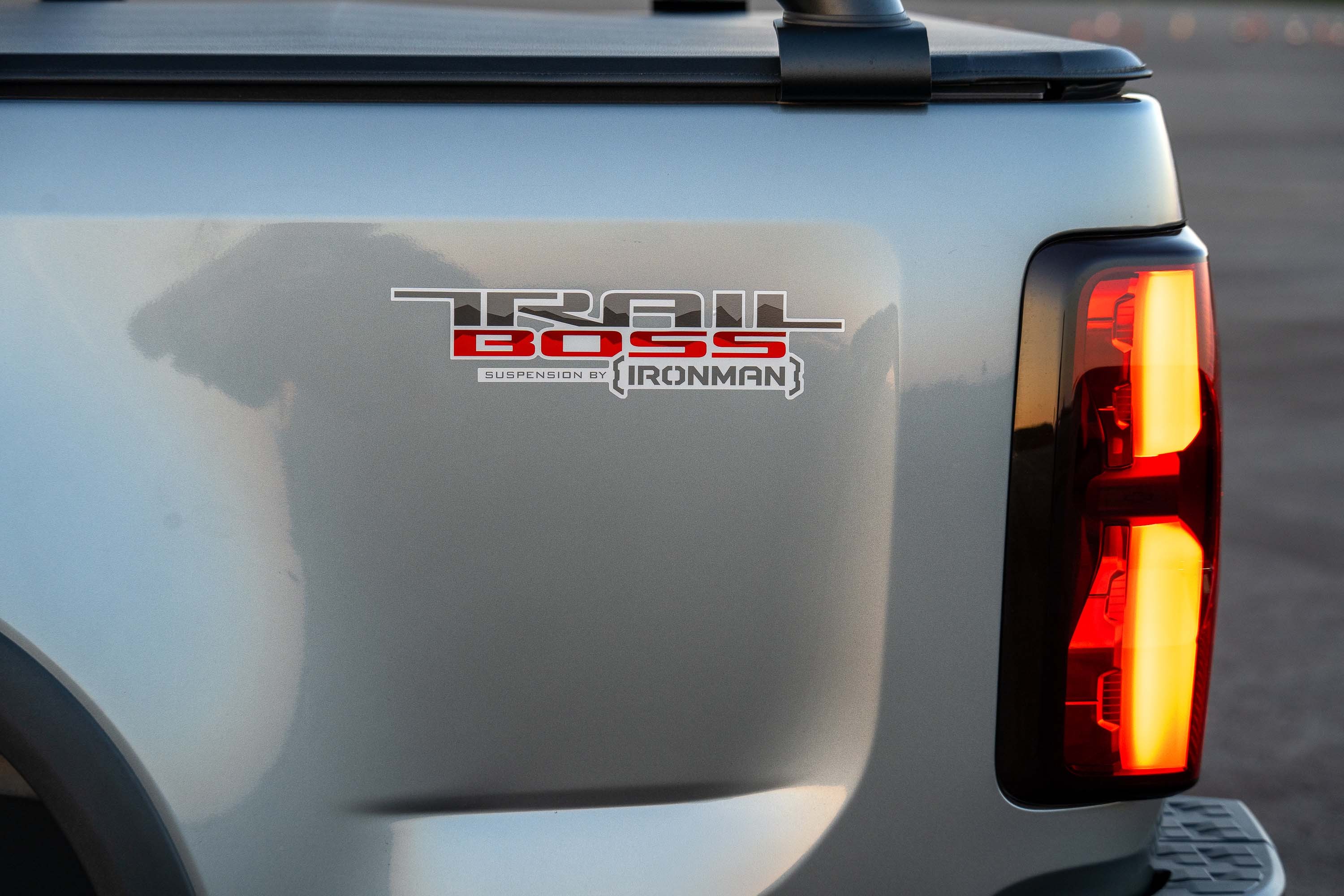 Adesivos exclusivos da Chevrolet S10 Trail Boss 2027. — Foto: Divulgação / GM