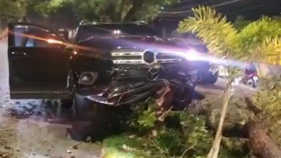 Veículo do prefeito de Fortaleza, José Sarto, é destruído após acidente — Foto: Arquivo pessoal