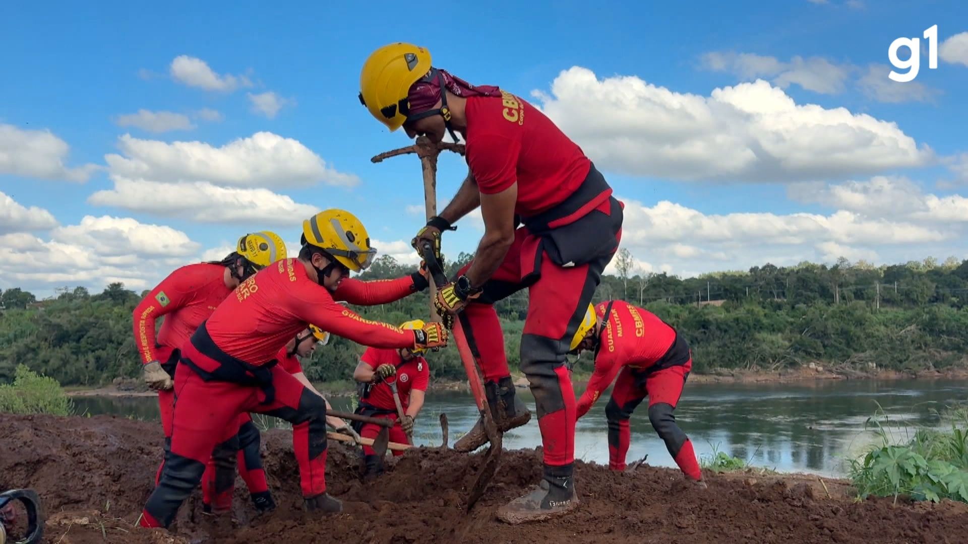Bombeiros fazem simulação de resgate de pessoas soterradas em enchentes e deslizamentos no Vale do Taquari