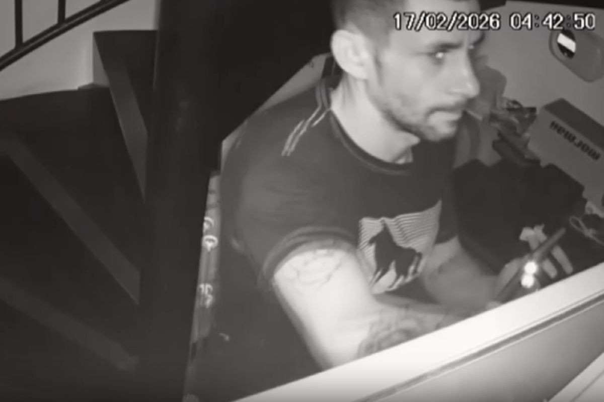 VÍDEO: Homem usa saída de emergência e duto de ar-condicionado para invadir lojas de shopping e furta dinheiro, relógios e joias, no PR