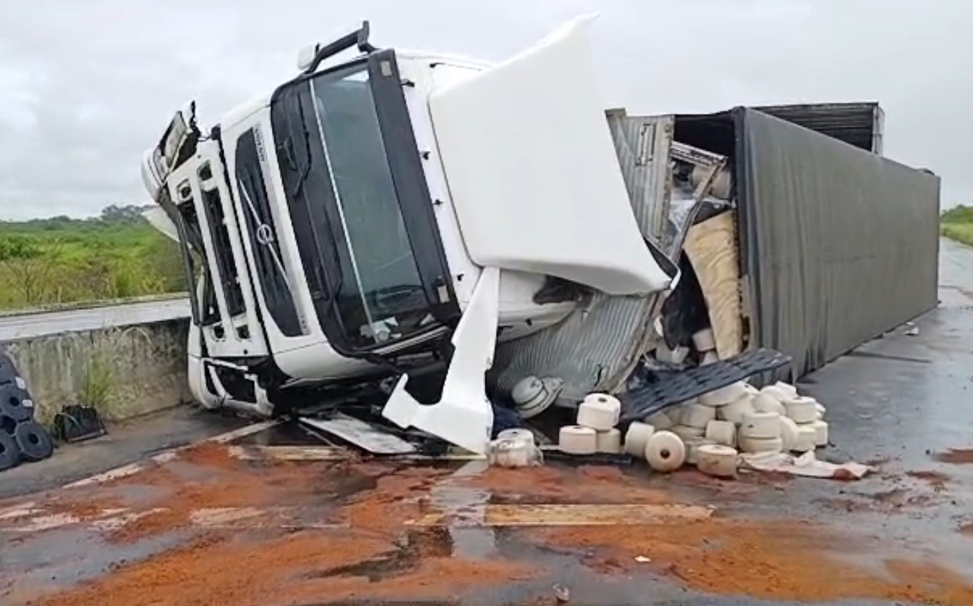 Carreta bate em mureta, tomba e interdita parcialmente BR-304 na Grande Natal