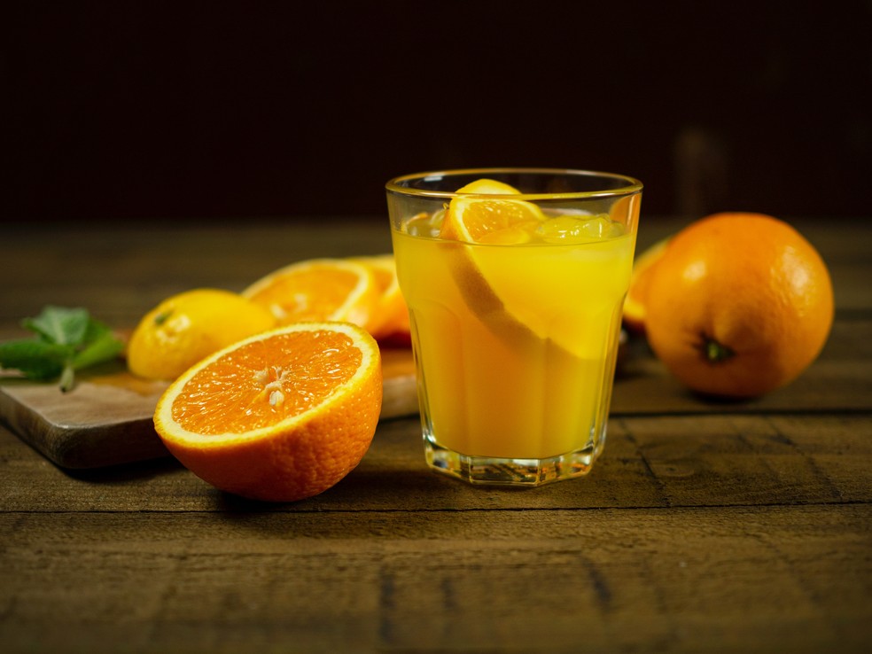 Suco de laranja: pesquisadores do FoRC/USP estudaram os benefcios do consumo regular da bebida.  Foto: Mateusz Feliksik / Unsplash