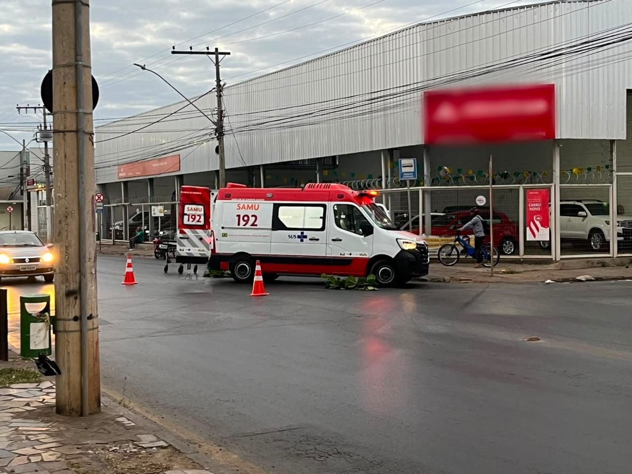 Dois motociclistas são socorridos com traumatismo cranioencefálico após acidente em Montes Claros