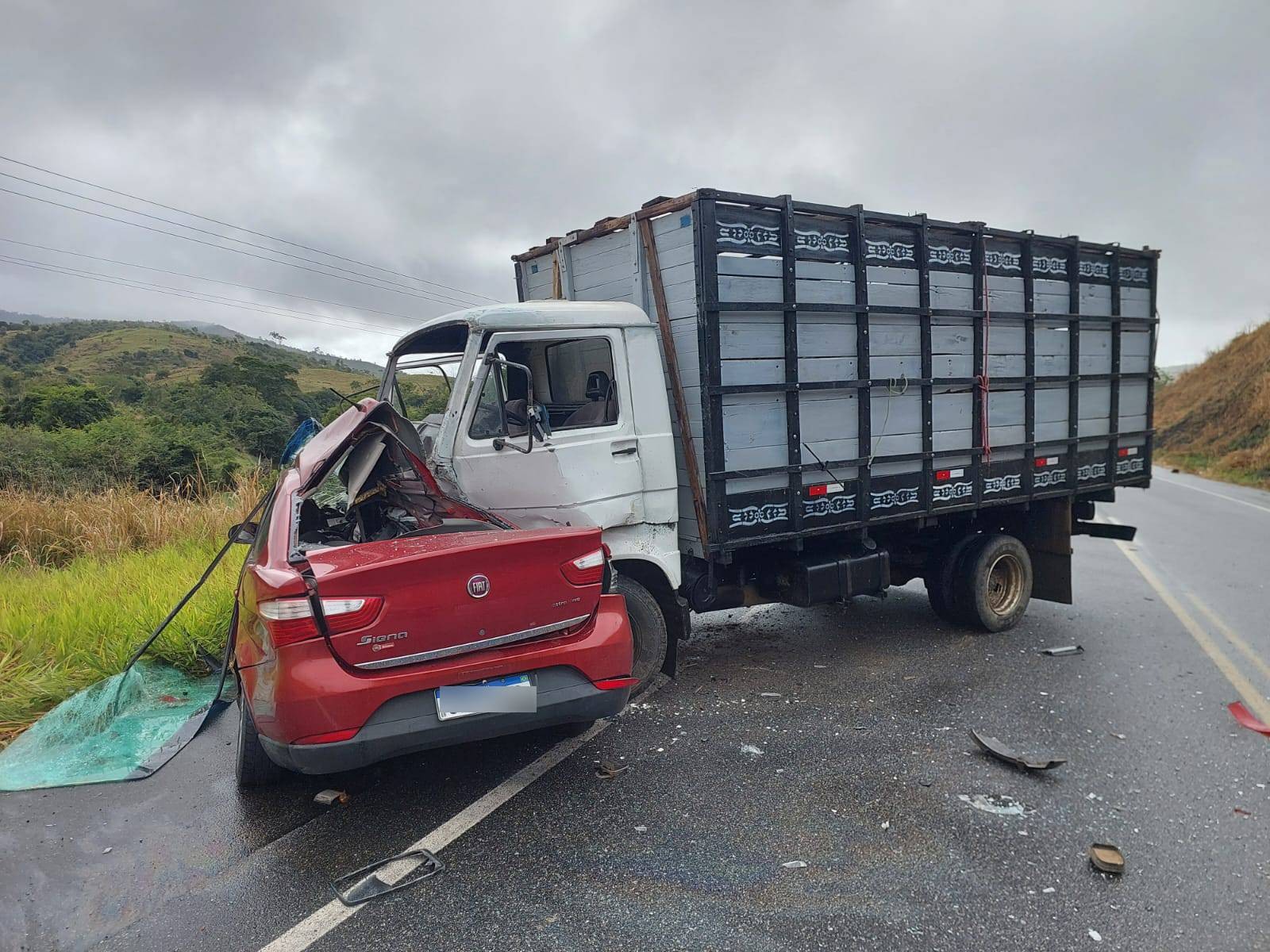 Batida entre carro e caminhão mata mãe e filho em estrada na Bahia; veículo ficou destruído