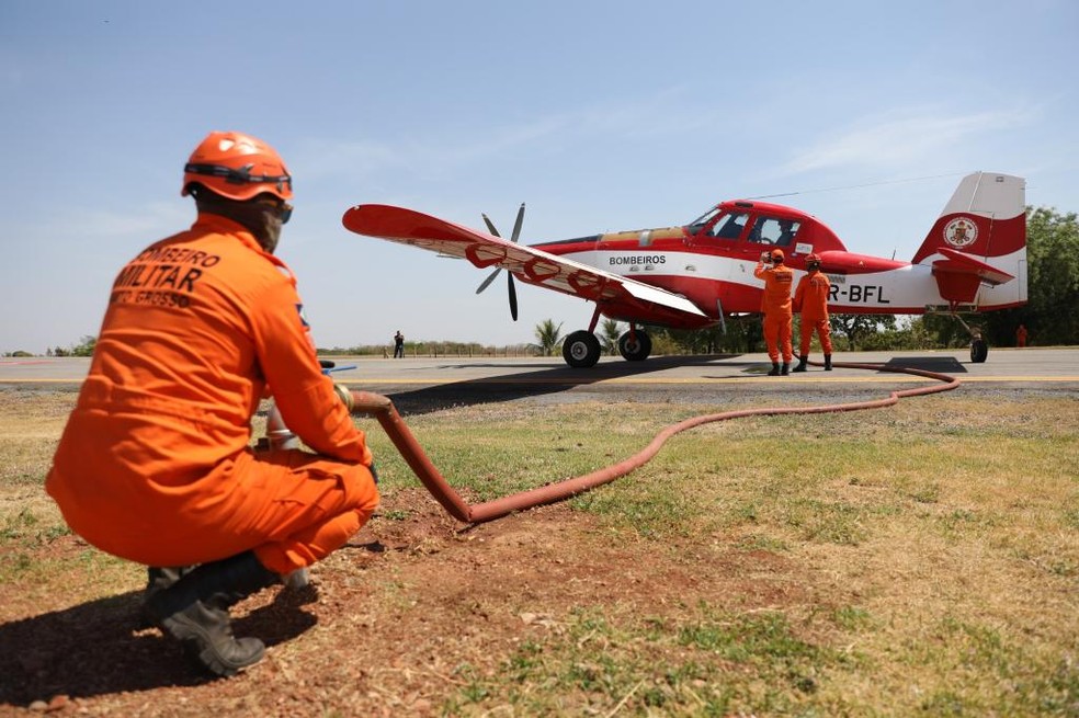 Cerca de 24 mil litros de água foram lançados pelas aeronaves até a extinção do incêndio. — Foto: Secom-MT