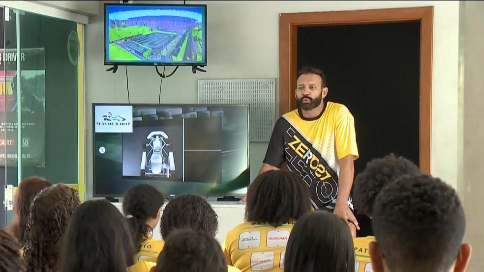 Estudantes de escola pública de Vitória têm palestras sobre educação no trânsito — Foto: Reprodução/TV Gazeta