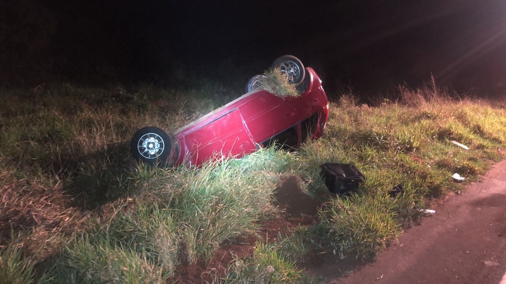 Carro em que estava o idoso chegou a capotar — Foto: Corpo de Bombeiros/Divulgação