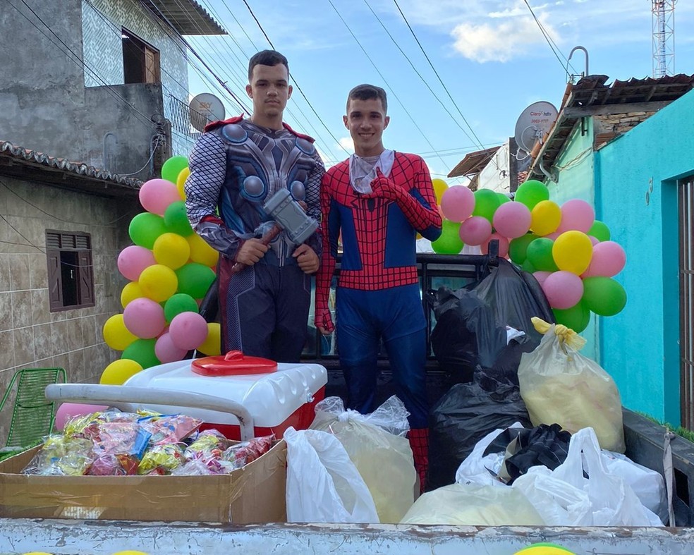 Super-heróis solidários: conheça o grupo de amigos que distribui brinquedos para crianças carentes em Natal — Foto: Cedida