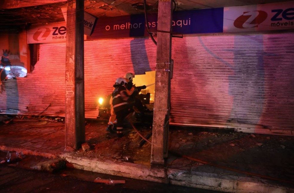 Chamas provocaram danos extensos nas estruturas, que se estendem até a parte de trás da Igreja do Patrocínio. — Foto: Kid Júnior/Sistema Verdes Mares