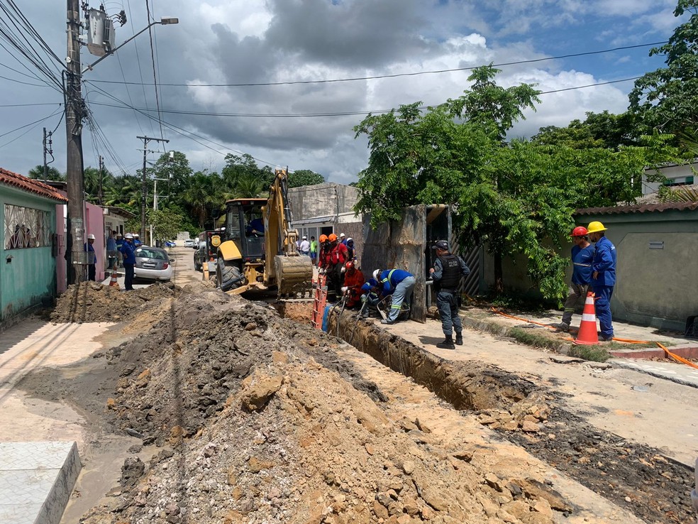Servidor da Águas de Manaus morre soterrado durante obra em Manaus. — Foto: Karla Mendes/Rede Amazônica
