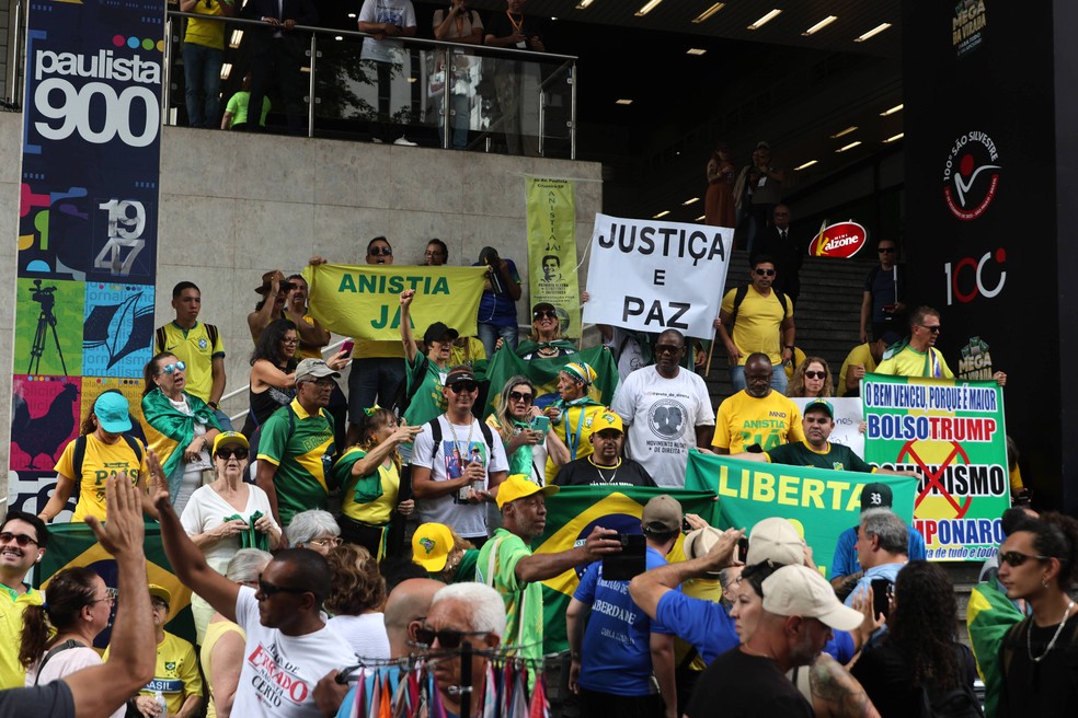 Apoiadores do ex-presidente Jair Messias Bolsonaro (PL) participam de uma caminhada pela anistia na Avenida Paulista, neste domingo, 7 de dezembro de 2025. O ato foi organizado pelo Padre Kelmon — Foto: FÁBIO VIEIRA/FOTORUA/ESTADÃO CONTEÚDO