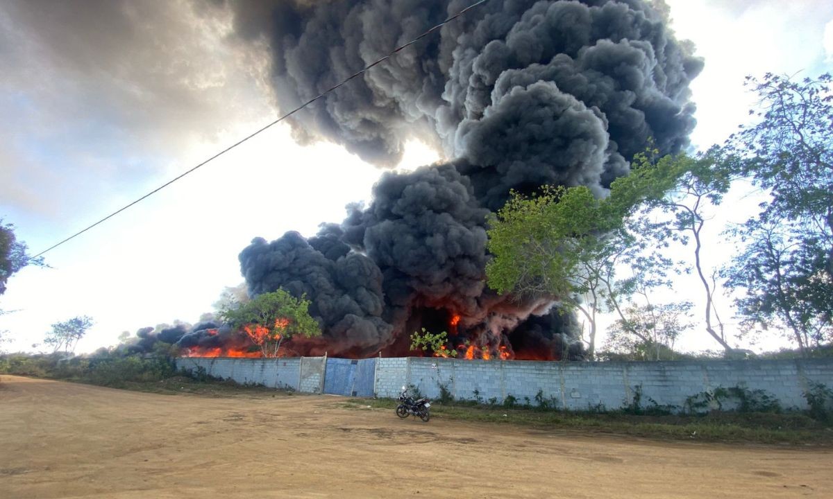 Incêndio atinge depósito com materiais recicláveis em Vitória da Conquista