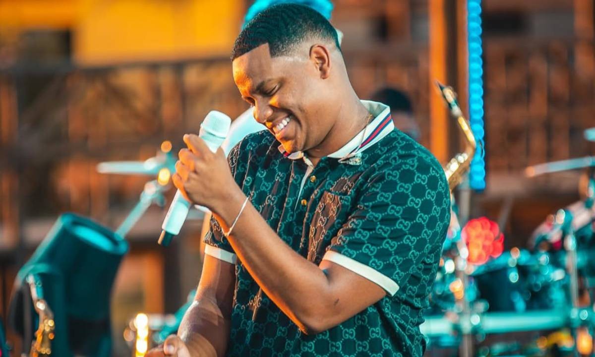 Cantor Netto Brito se apresenta na última noite do Festival do Açaí em Feijó
