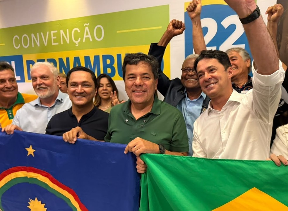Mendon&ccedil;a Filho (no centro) &eacute; candidato ao Senado em Pernambuco &mdash; Foto: Rafael Souza/g1