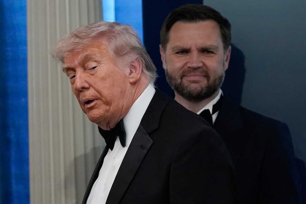 Donald Trump se retira após discursar na Sala de Imprensa James Brady, na Casa Branca. O vice-presidente J.D. Vance aparece atrás — Foto: AP/José Luis Magana