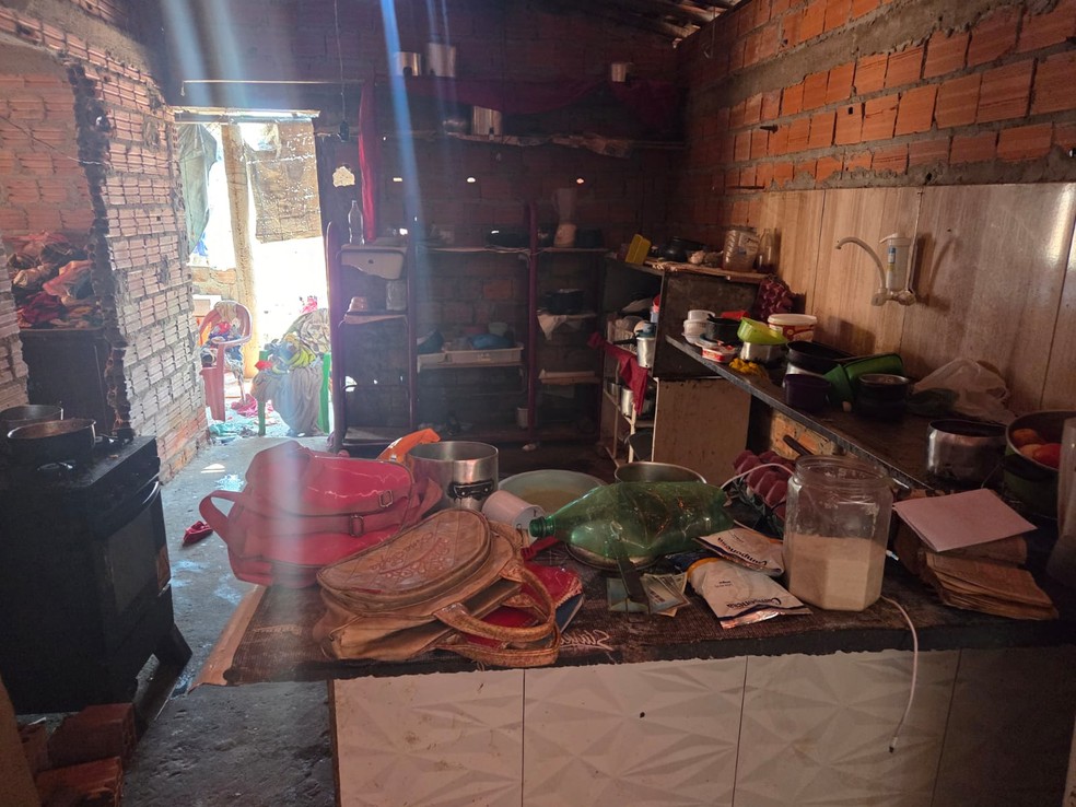 Mulher é presa suspeita de abandonar três crianças e idoso de 86 anos em casa insalubre em Timon — Foto: Reprodução/TV Mirante