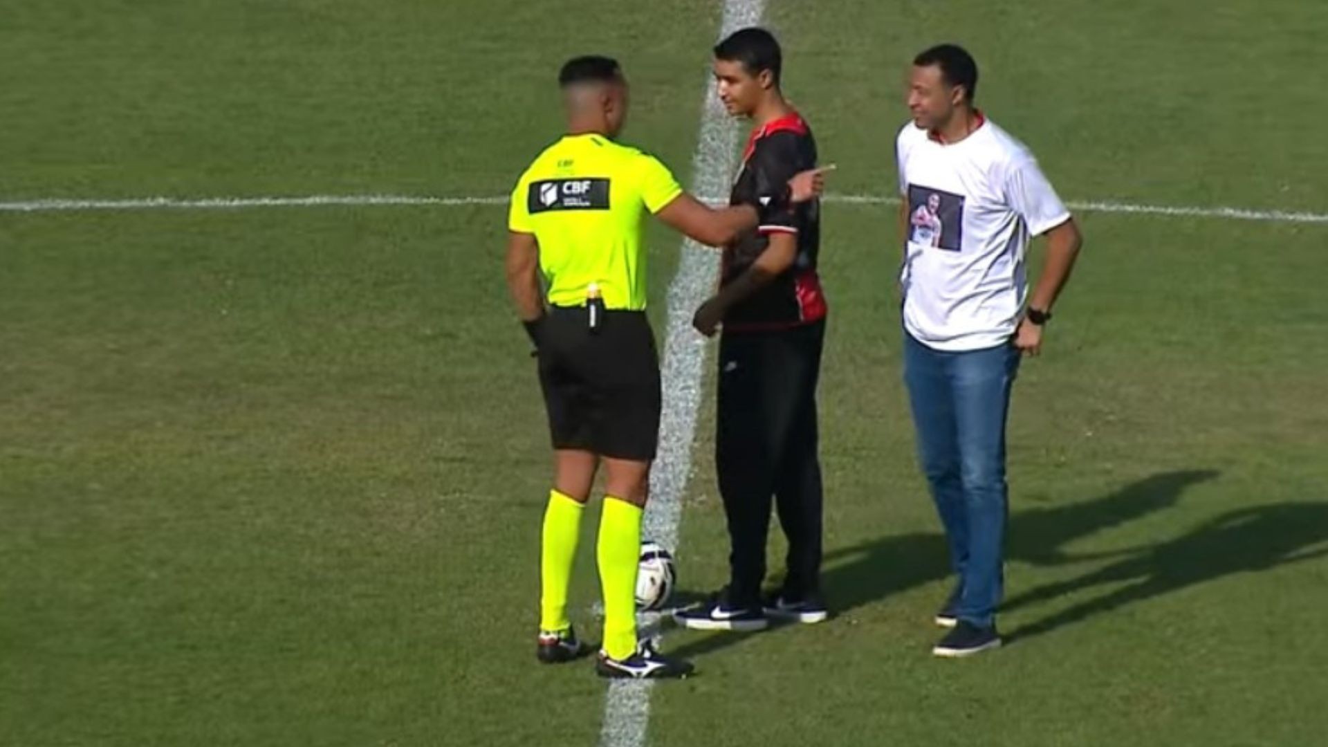 Pedro Severino dá pontapé inicial em partida do Botafogo-SP três meses após receber alta médica