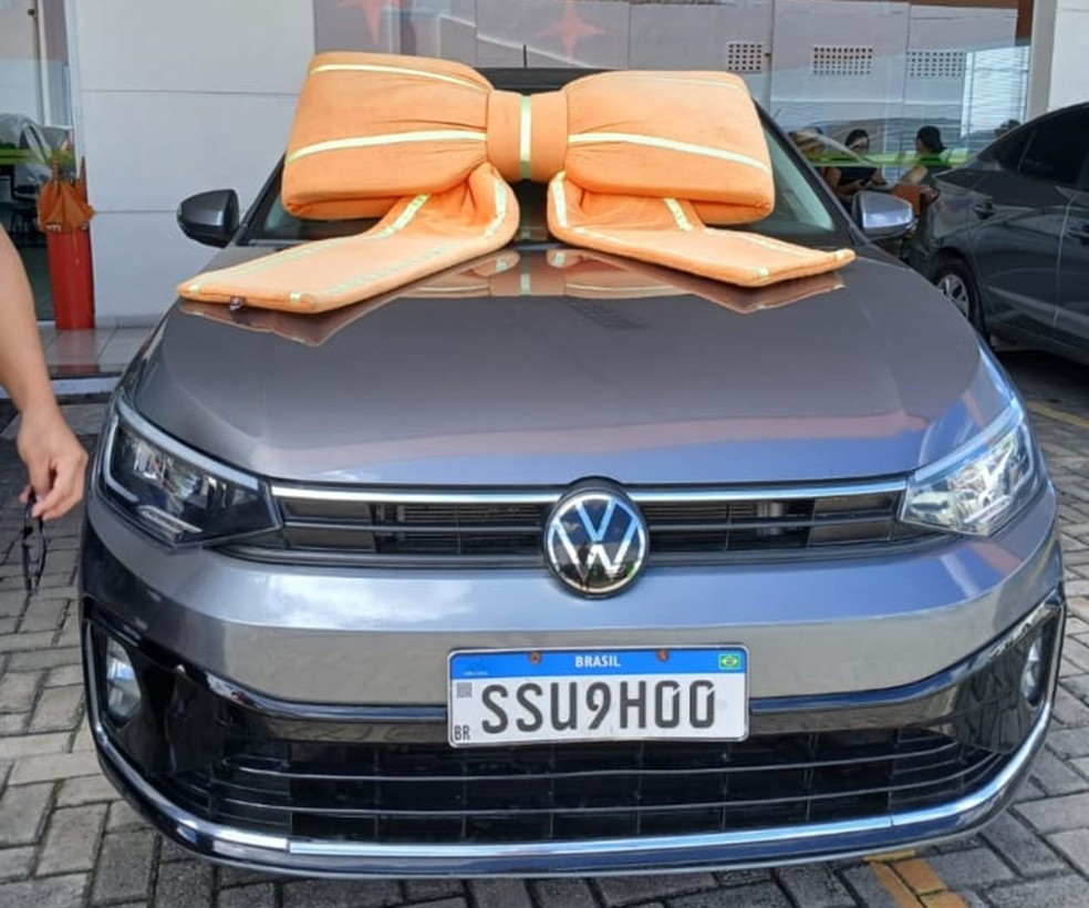 Carro que foi roubado no Recife; dono pulou de veículo em movimento ao ser sequestrado — Foto: Reprodução/WhatsApp