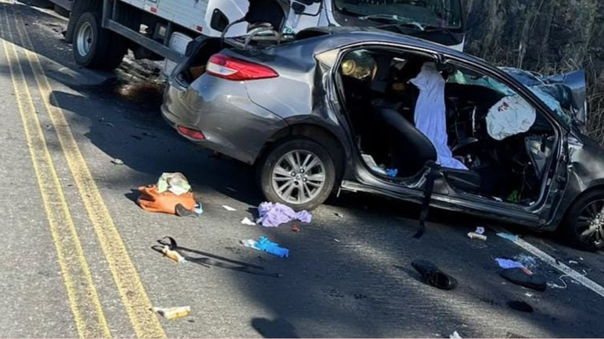 Duas pessoas morrem e uma fica ferida em batida de frente entre carro e caminhão na BR-259 no ES