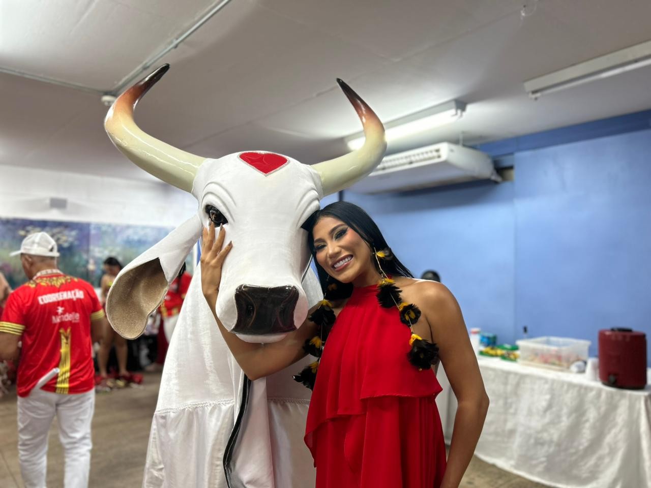 'Carnaboi é pra gente se divertir', diz Lívia Christina, porta-estandarte do Garantido