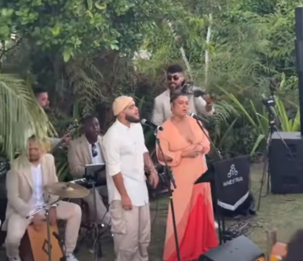 Preta e Francisco Gil cantaram durante a cerimônia de casamento de Mari Saad e Rômulo Arantes Neto — Foto: Redes sociais