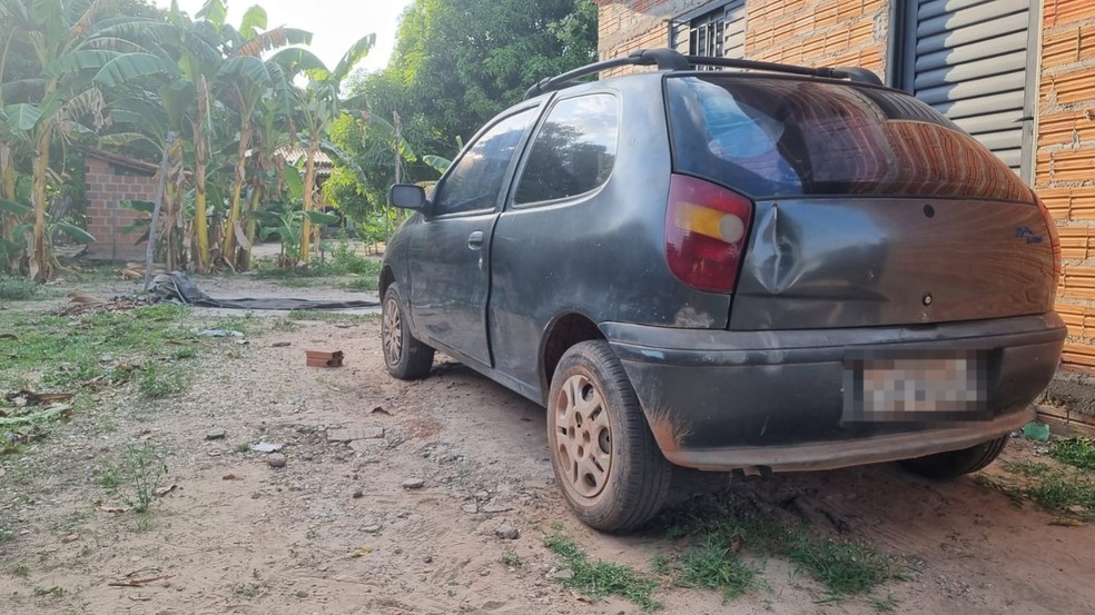 Carro onde bebê de 2 anos foi encontrado morto, em povoado rural de União, no Piauí — Foto: Pedro Lima/ g1 Piauí