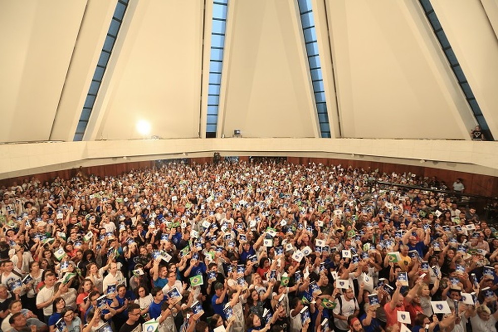 Pessoas comemoram no Templo da Boa Vontade — Foto: Vivian F. Ribeiro/ TBV