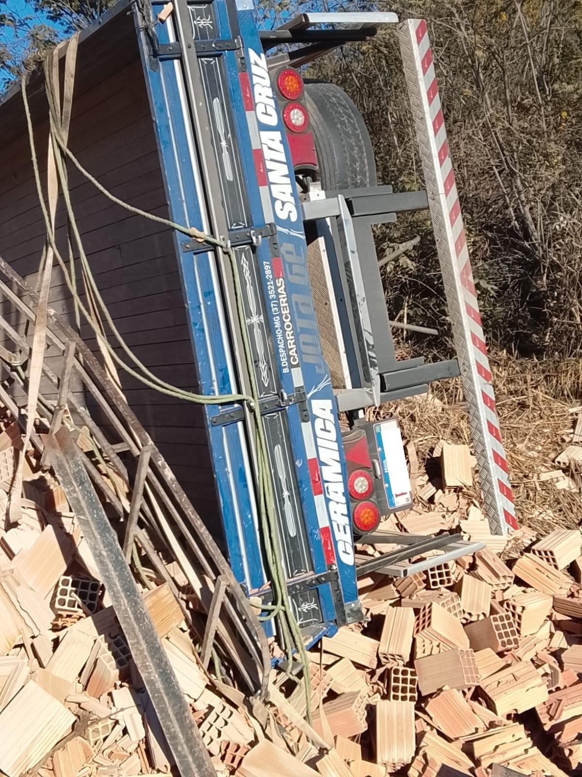 Caminhão carregado de tijolos tomba na MG-050 e deixa um morto e um ferido em MG