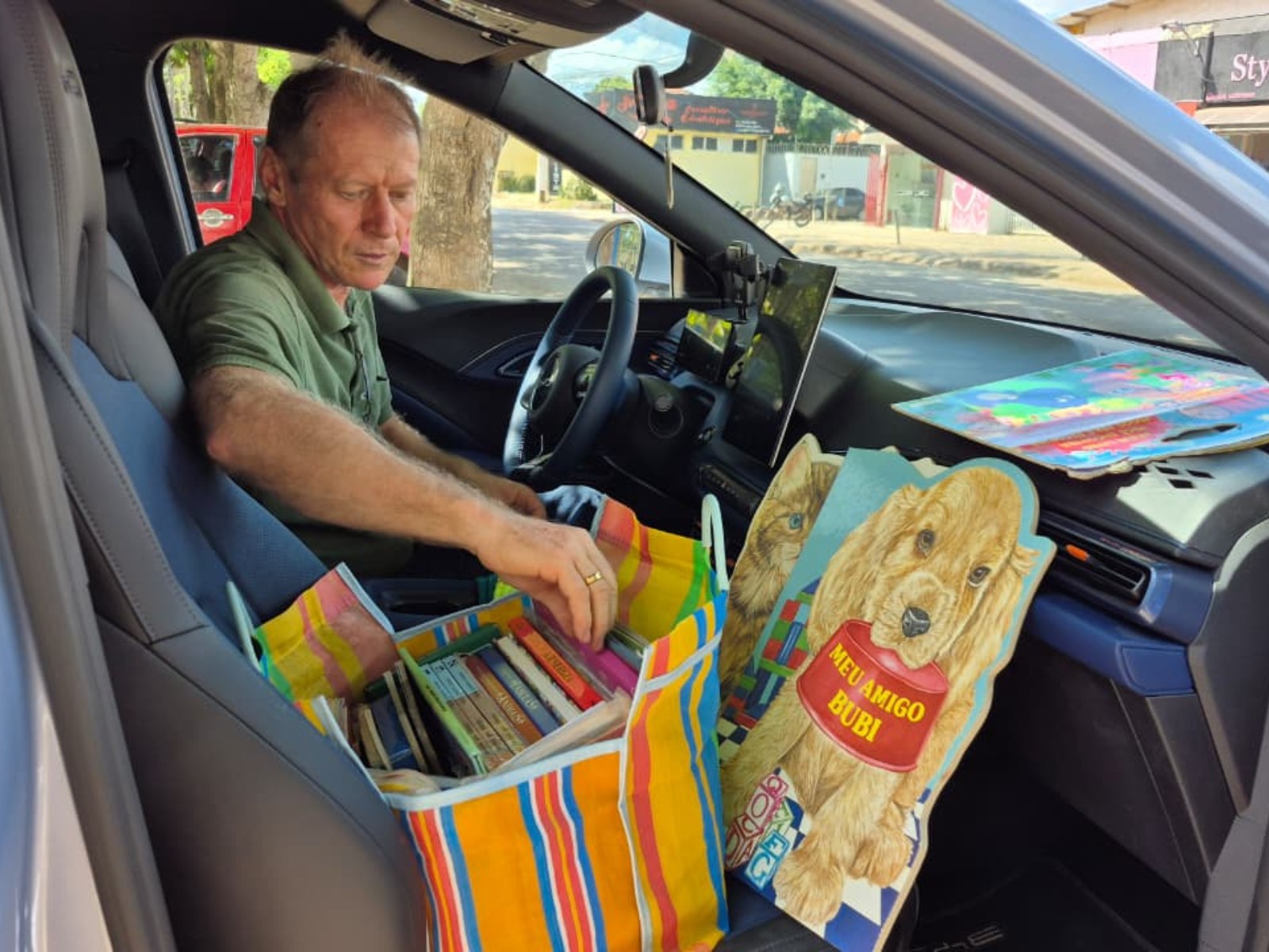 Motorista de aplicativo transforma carro em vitrine de livros e incentiva leitura durante corridas no AC: 'Viagens ficam mais suaves'