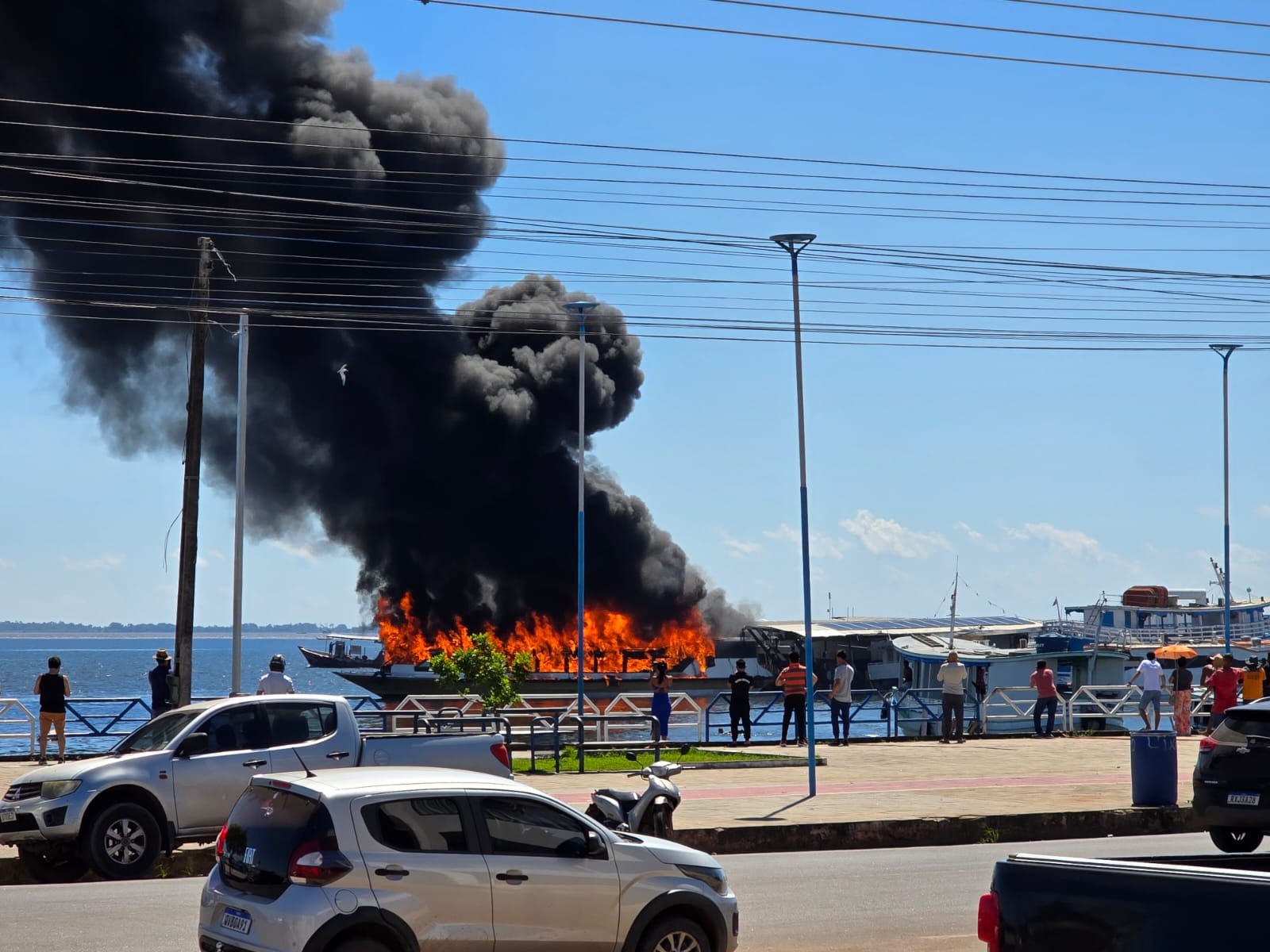VÍDEO: Lancha pega fogo e é consumida pelas chamas no Rio Tapajós em Santarém 