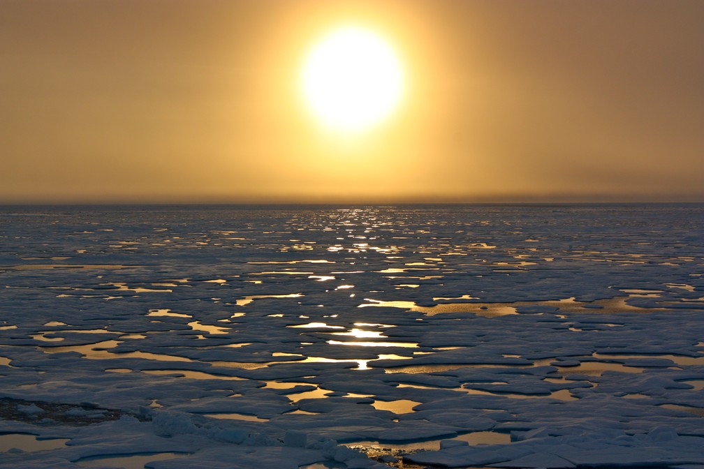 O aquecimento global está levando a Terra a um ponto crítico, principalmente no Ártico, onde os impactos das mudanças climáticas são ainda mais intensos. — Foto: Kathryn Hansen/NASA