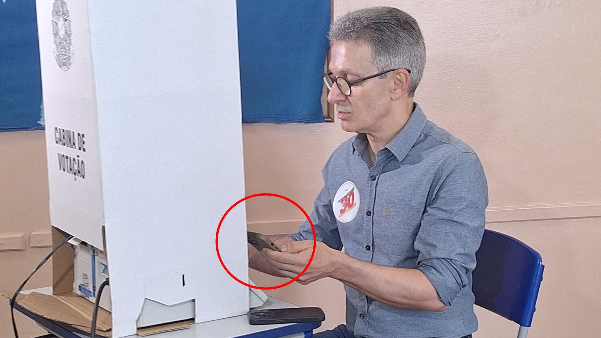MP Eleitoral aciona Justiça após Zema usar celular na cabine de votação