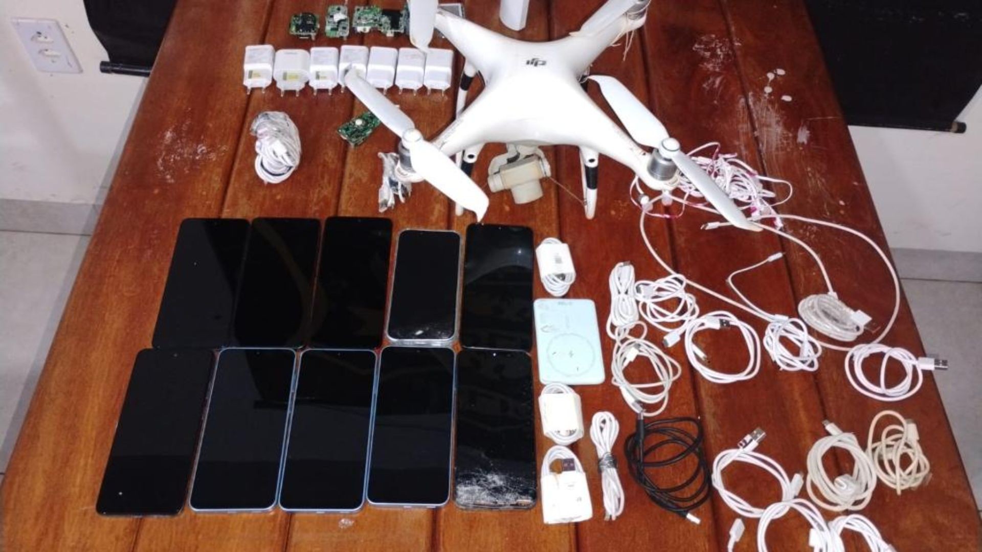 Drone é apreendido com 10 celulares que seriam levados para presídio em MT