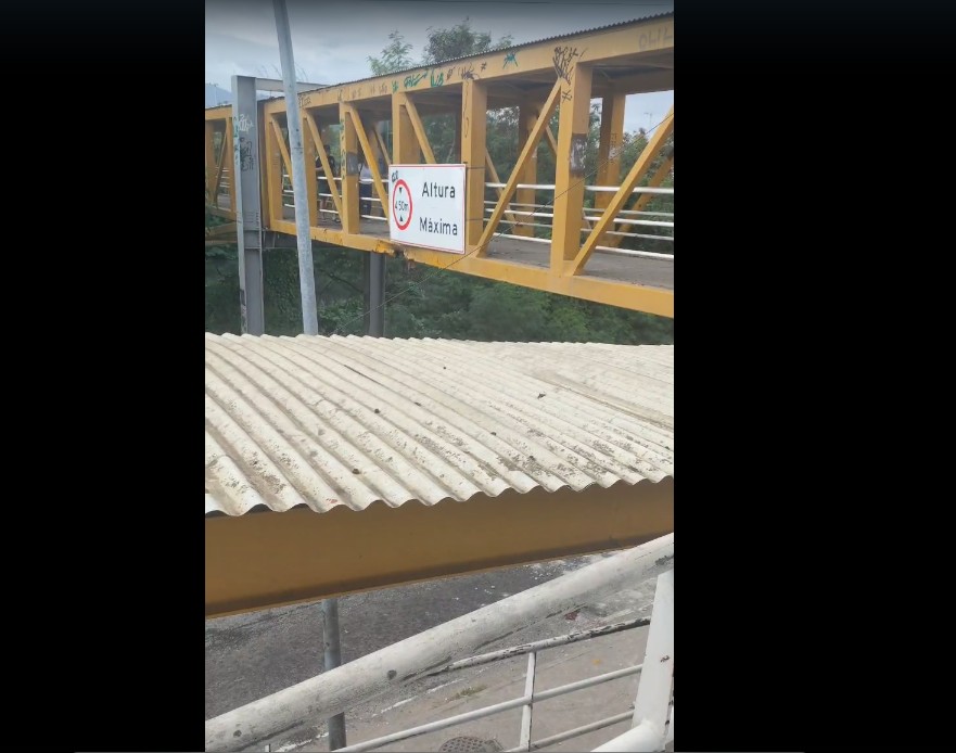 Caminhão atinge passarela, e pista lateral da Avenida Ayrton Senna é interditada para vistoria