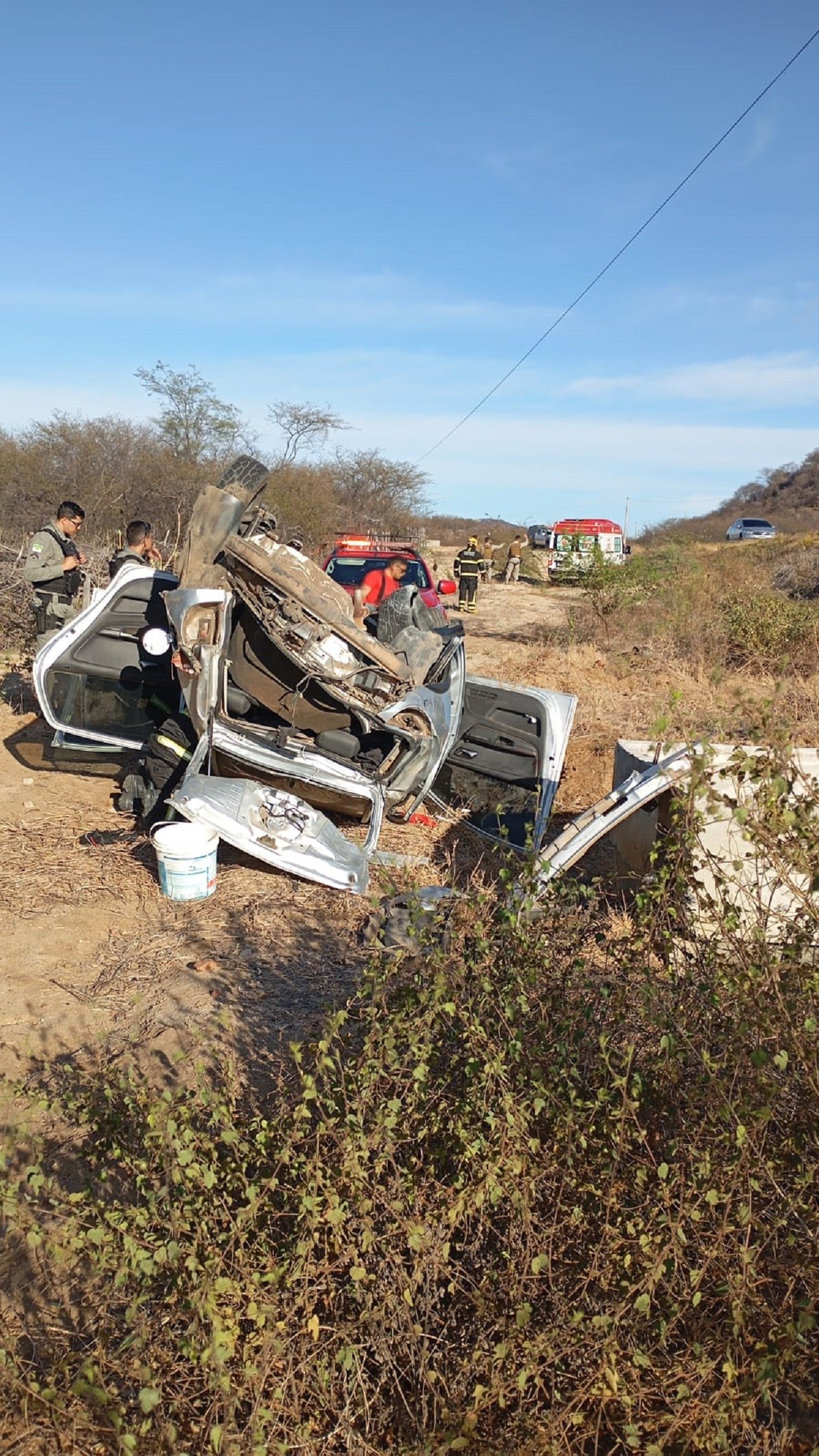 Duas pessoas ficam feridas após carro sair da pista e capotar na BR-226 no RN  
