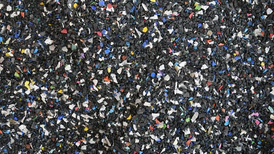 Microplásticos chegam a nanômetros e escapam até de estações de tratamento de água - Pesquisadores alertam para risco de doenças como câncer e Parkinson causadas pela exposição contínua às partículas plásticas. Entenda como a poluição plástica se fragmenta em micro e nanoplásticos, e o que isso significa para o planeta.