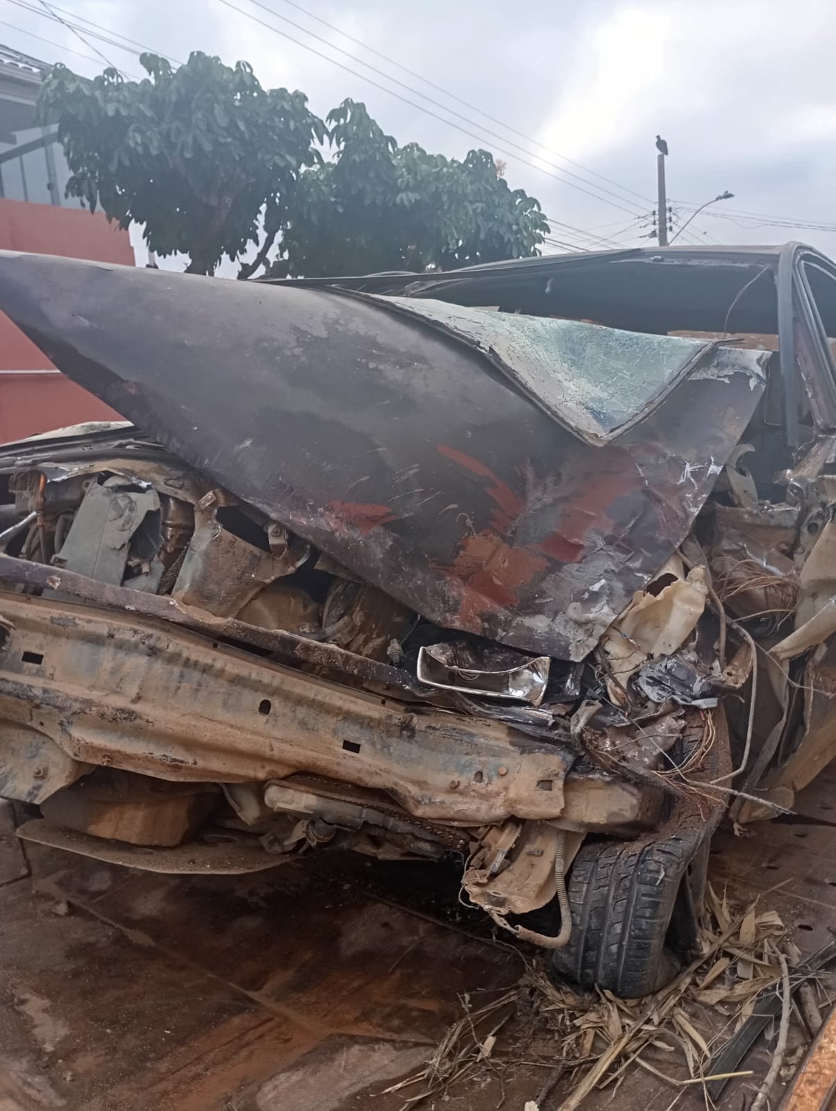 Mulher morre e outra pessoa fica gravemente ferida em acidente entre carro e carreta em Carlos Chagas