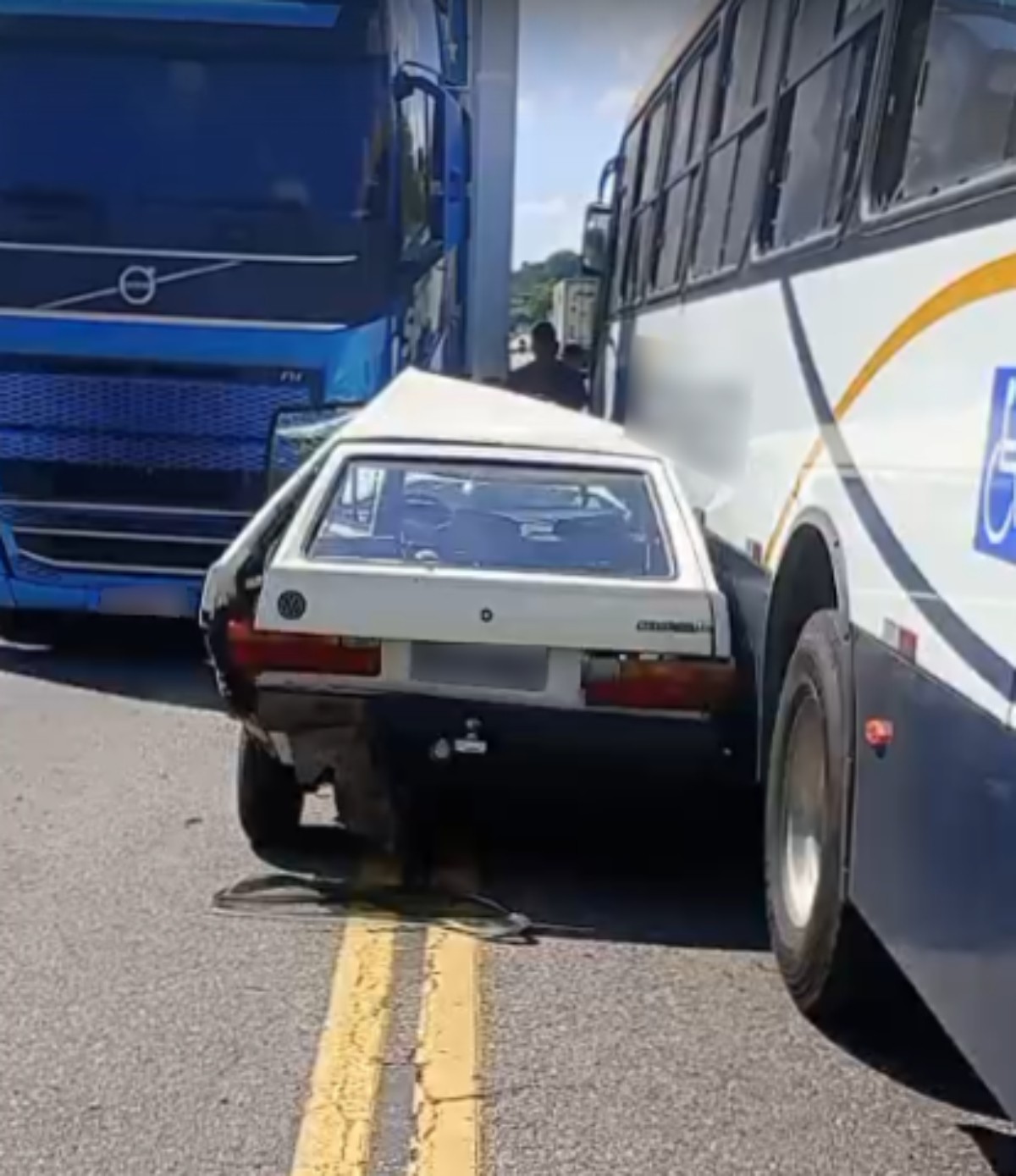 Acidente entre caminhão, ônibus e carro deixa uma pessoa ferida na BR-393 em Vassouras 