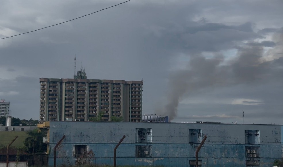 Fumaça das chamas do incêndio puderam ser vistas de outros bairros distantes, segundo relatos de moradores de diferentes áreas da cidade. — Foto: Patrick Marques/g1 AM