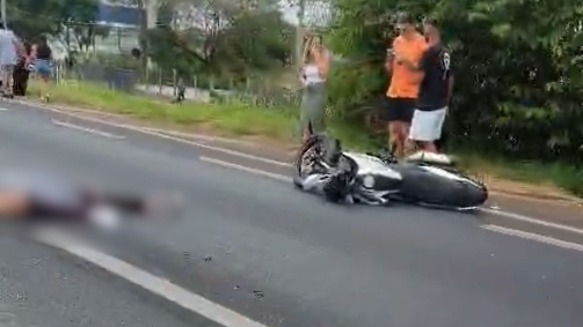 Jovem morre em acidente entre moto e caminhão na Rodovia Washington Luís