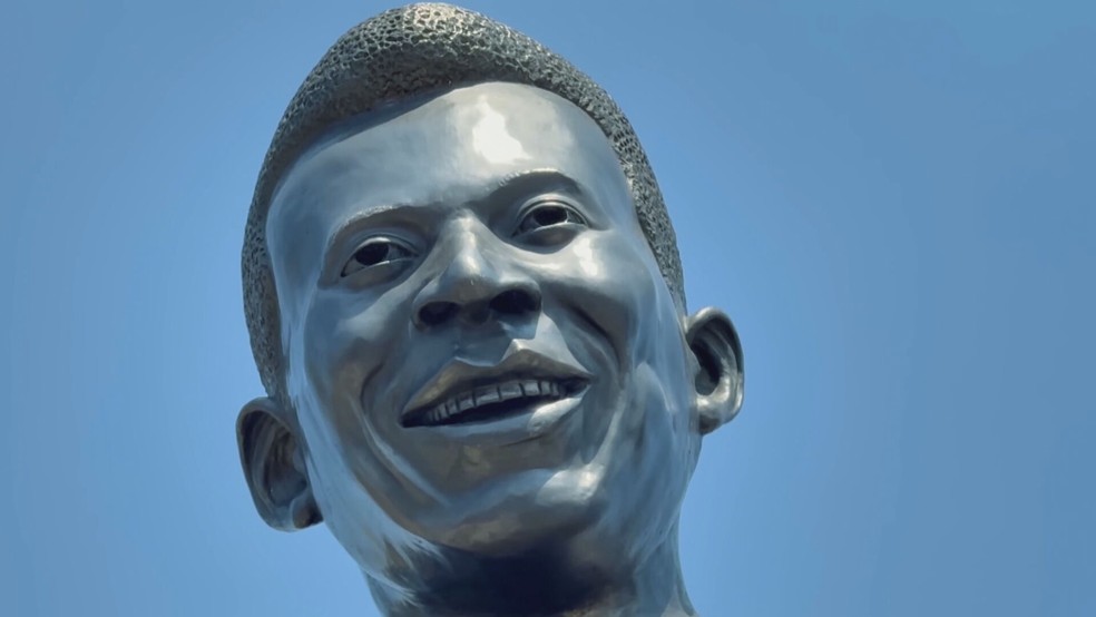 Pelé ganha estátua gigante no México — Foto: Reprodução/TV Globo