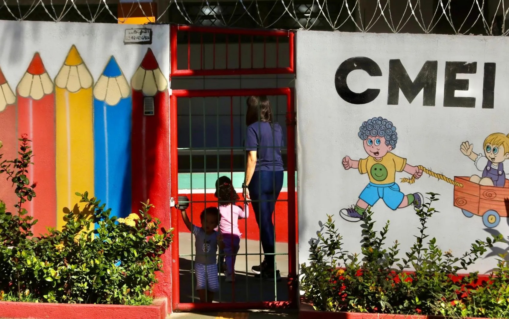 Servidores administrativos da Educação entram em greve, em Goiânia