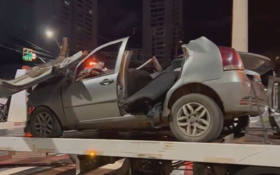 Carro envolvido em acidente na Avenida Mutirão, em Goiânia, Goiás — Foto: Reprodução/TV Anhanguera