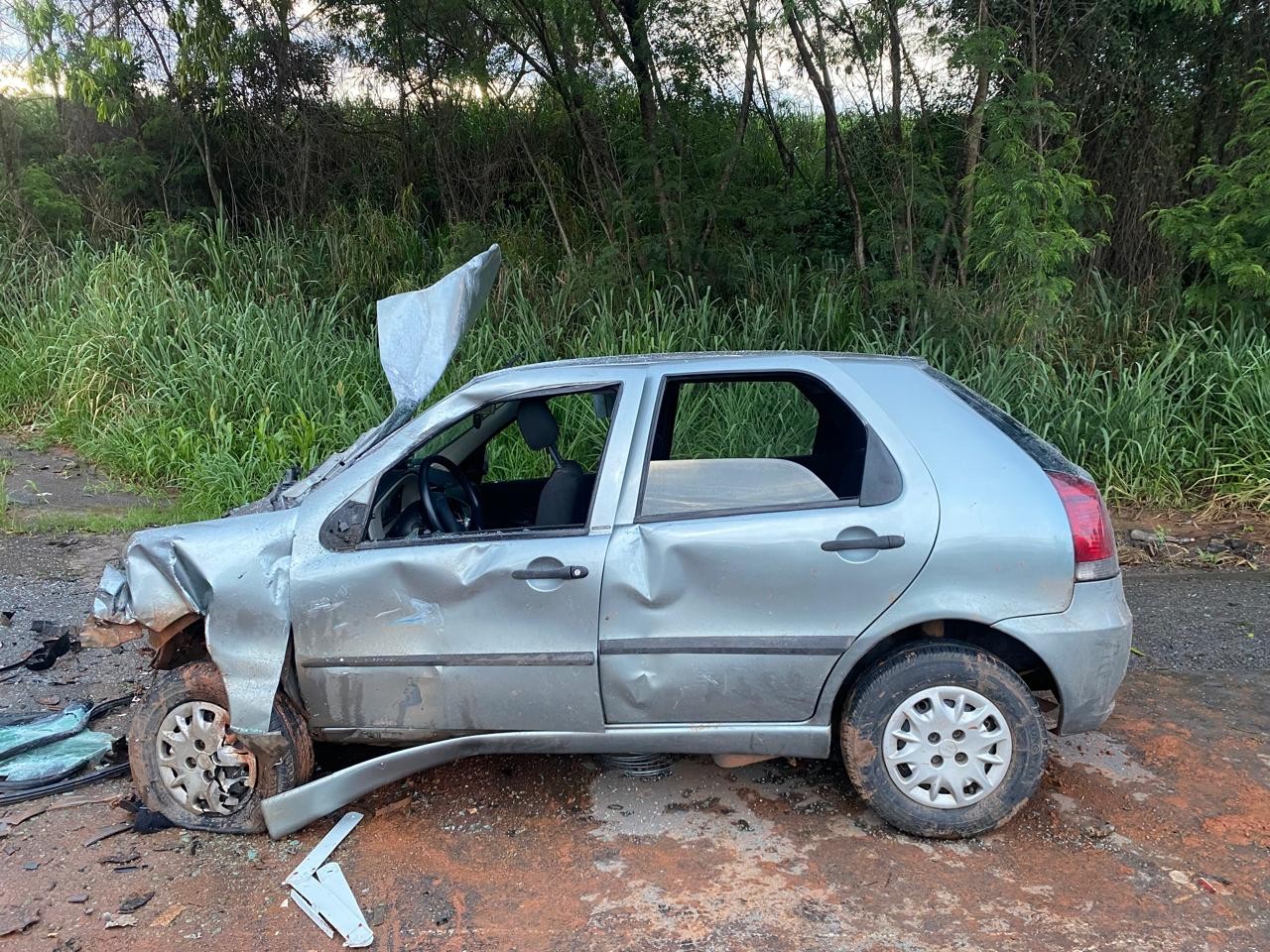 Carro derrapa na pista, invade contramão e provoca batida com três feridos graves na BR-354