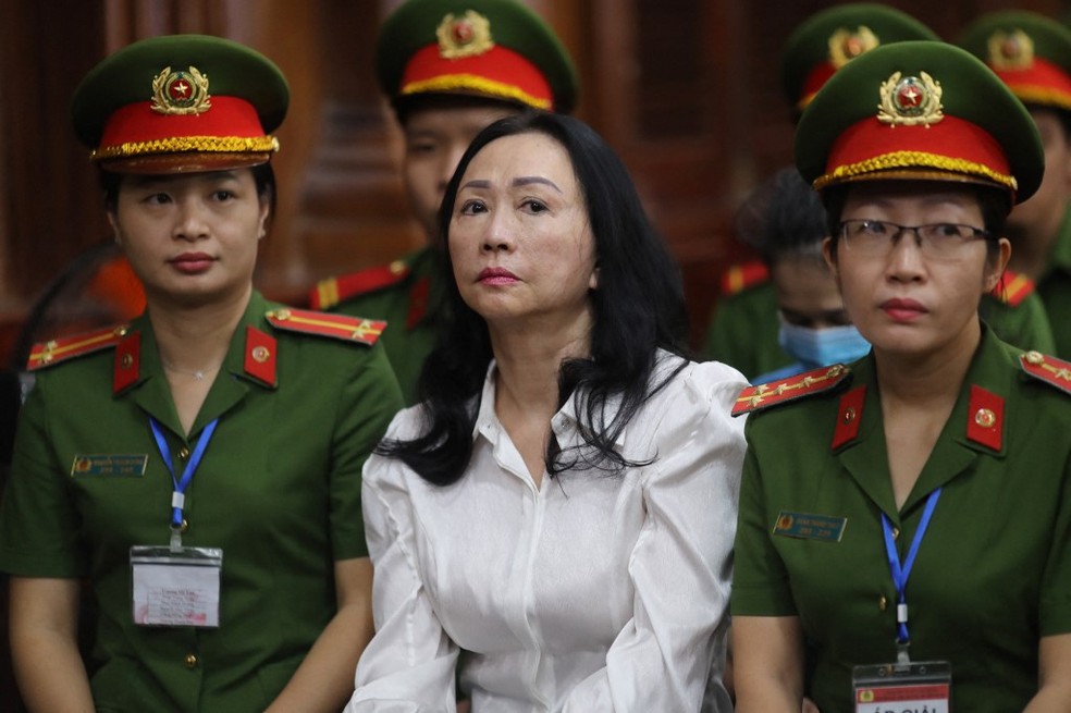 A executiva vietnamita Truong My Lan durante seu julgamento, na cidade de Ho Chi Min — Foto: STR / AFP