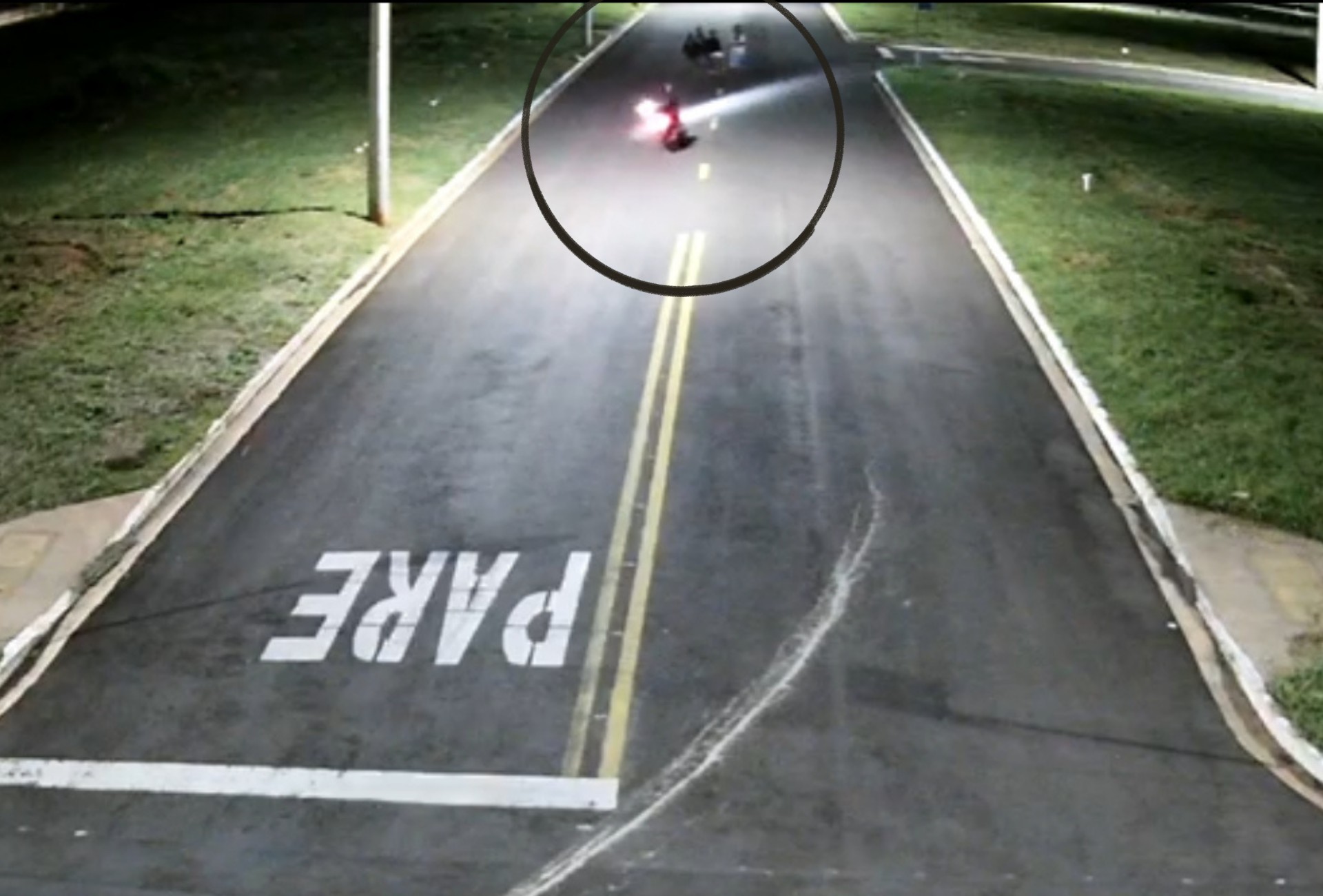 VÍDEO: câmera mostra momento em que motociclista atinge bebê no colo do pai em Campo Grande