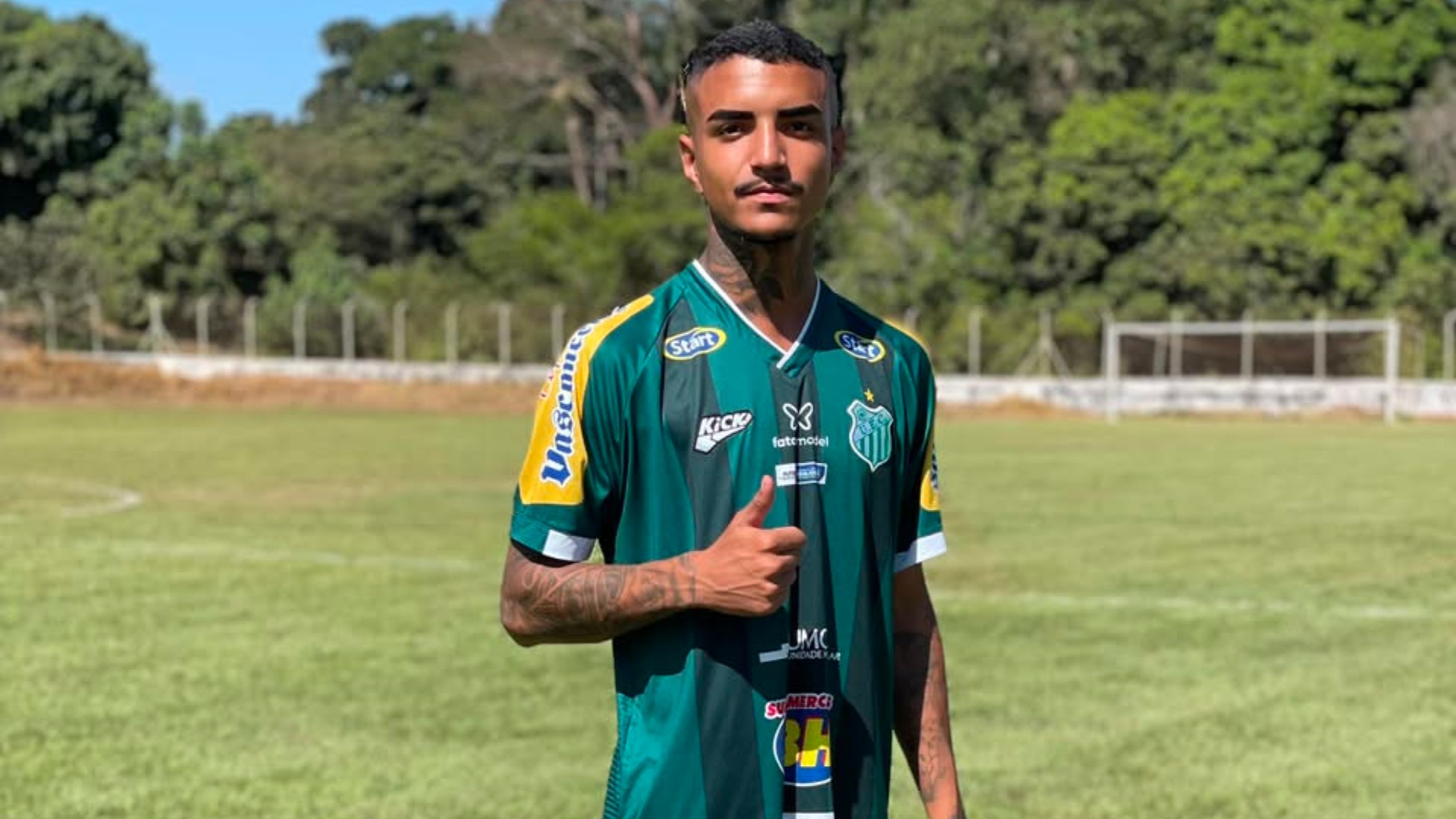 Ex-jogador que tatuou nome de Neymar no rosto teve carreira encerrada após lesão semelhante à do atacante