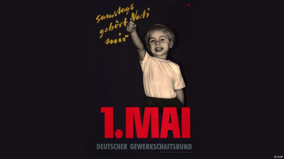 Cartaz de campanha sindical alemã no 1° de Maio de 1956: "No sábado, o papai pertence a mim" — Foto: DGB via DW